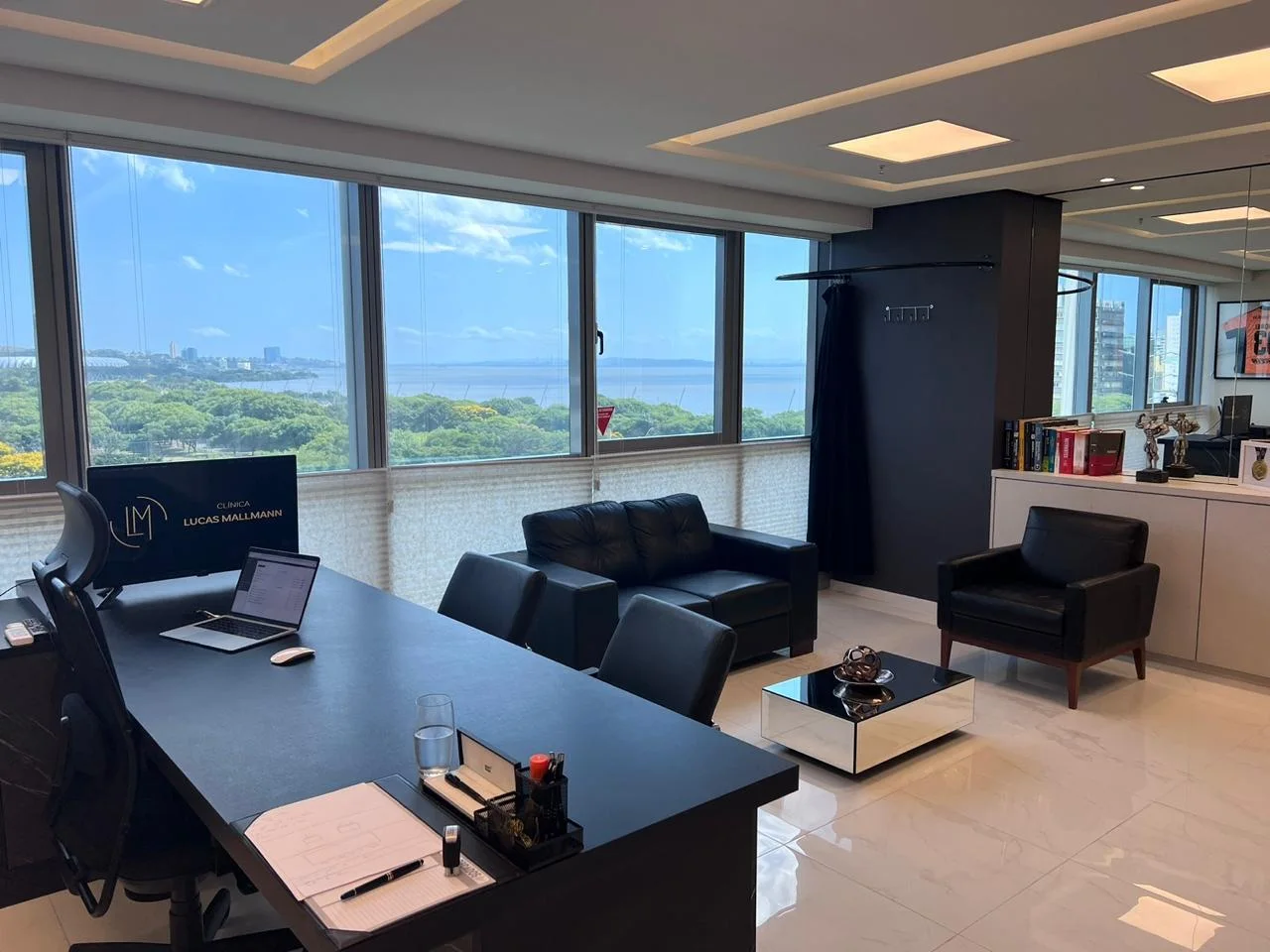 Sala de atendimento da Clínica Lucas Mallmann com vista para Porto Alegre Sala de atendimento da Clínica Lucas Mallmann com vista para Porto Alegre
